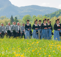 fileadmin/roha/images_galerie/brauchtum/Tracht/Trachtenwallfahrt_Raiten/BR-TRACH-WALL-RAI-0023-D-roha-Tracht-Trachtenwallfahrt-Raiten-Chiemgau-Alpenverband-Blumenwiese.png