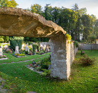 fileadmin/roha/images_galerie/kirche_religion/Anger/KKKM-ANG-FRIED-KAP-0022-D-P-roha-Pest-Kapelle-Anger-Wald-Friedhof-Sonne.png