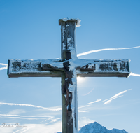 fileadmin/roha/images_galerie/kirche_religion/Berchtesgaden/KKKM-BGD-ROSS-WI-0001-01-D-ADH-roha-Gipfelkreuz-Berchtesgaden-Winter-Schnee.png