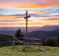 fileadmin/roha/images_galerie/kirche_religion/Teisendorf/Freidling-Berg-Stoisseralm/KKKM-TEIS-STOISS-0065-D-roha-Gipfelkreuz-Teisendorf-Anger-Teisenberg-Stoisser-Alm-Sonnenaufgang.png