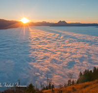 fileadmin/roha/images_galerie/stimmung-Sonne/Sonnenuntergang/SA-GAISB-NEB-0028-D-roha-Salzburg-Gaisberg-Panorama-Sonnenuntergang-Nebel-Watzmann-Untersberg-Hochstaufen.png