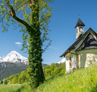 fileadmin/roha/Interessantes-in-Kurzform/ab-5-2022/BGD-KIRCHL-KAP-0050-D-roha-Berchtesgaden-Kirchleitn-Kapelle-Fruehling-Watzmann.png