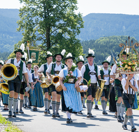 fileadmin/roha/images_galerie/orte_landschaft/Teisendorf/Neukirchen/Trachtenfest-Neukirchen-2019/BR-FEST-NEUK-TRACH-2019-08-11-1156-02-D-roha-Brauchtum-Fest-Neukirchen-Trachtenverein-Festzug.png