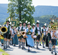 fileadmin/roha/images_galerie/orte_landschaft/Teisendorf/Neukirchen/Trachtenfest-Neukirchen-2019/BR-FEST-NEUK-TRACH-2019-08-11-1156-02-D-roha-Brauchtum-Fest-Neukirchen-Trachtenverein-Festzug.png