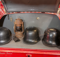 fileadmin/roha/images_galerie/Feuerwehr-Florianijuenger/FFW-MUS-0001-D-roha-Feuerwehr-Schlauchkraftwagen-Museum-Waldkraiburg-Helm.png