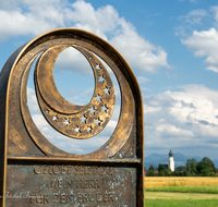 fileadmin/roha/images_galerie/kirche_religion/Ainring/KKKM-AINR-FRZ-02-05-D-roha-Stelen-Franziskus-Weg-Sonnengesang-Universum.png