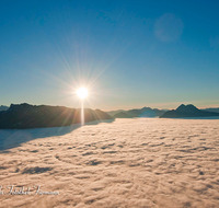 fileadmin/roha/images_galerie/orte_landschaft/Salzburg/Gaisberg-Flughafen-Wals/SA-GAISB-NEB-0020-D-roha-Salzburg-Gaisberg-Panorama-Sonnenuntergang-Nebel-Watzmann-Untersberg-Hochstaufen.png