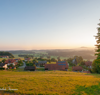 fileadmin/roha/images_galerie/orte_landschaft/Anger/Anger/Anger-Stimmung/SO-AU-ANG-VACH-0013-0-07-D-roha-Sonnenaufgang-Anger-Vachenlueg-Strass-Ainring-Surtal-Haunsberg.png