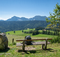 fileadmin/roha/images_galerie/Freizeit-Sport/Wandern/WAN-ANG-NEUH-0002-D-roha-Wandern-Anger-Neuhaus-Bank-Hochstaufen-Zwiesel-Rucksack.png