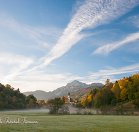 fileadmin/roha/images_galerie/orte_landschaft/Anger/Hoeglwoerth/AN-HOE-0020-13-D-roha-Anger-Hoeglwoerth-Hochstaufen-Herbst.png