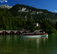 fileadmin/roha/images_galerie/orte_landschaft/Berchtesgaden/Koenigssee/BGD-KOE-SCHIFF-0001-0-10-D-roha-Berchtesgaden-Koenigssee-Schifffahrt-Bootshuette-Seelaende.png