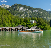 fileadmin/roha/images_galerie/orte_landschaft/Berchtesgaden/Koenigssee/BGD-KOE-SCHIFF-0001-0-10-D-roha-Berchtesgaden-Koenigssee-Schifffahrt-Bootshuette-Seelaende.png