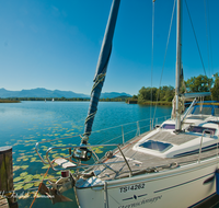 fileadmin/roha/images_galerie/orte_landschaft/Rimsting-Chiemsee/CHIE-YACHT-SCHAFW-0001-D-roha-Chiemsee-Rimsting-Schafwascher-Bucht-Yacht-Hafen.png