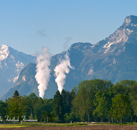 fileadmin/roha/images_galerie/orte_landschaft/Freilassing/INDUST-RAUCH-0001-D-roha-Industrie-Schornstein-Rauch-Untersberg-Freilassing.png