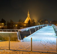 fileadmin/roha/images_galerie/orte_landschaft/Laufen/LAUF-STEG-0016-D-roha-Laufen-Salzach-Stiftskirche-Europa-Steg-Winter-Nacht-Nepomuk.png