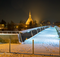 fileadmin/roha/images_galerie/orte_landschaft/Laufen/LAUF-STEG-0016-D-roha-Laufen-Salzach-Stiftskirche-Europa-Steg-Winter-Nacht-Nepomuk.png