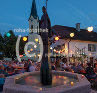 fileadmin/roha/images_galerie/orte_landschaft/Piding/Piding-Feste-Theater-usw/PID-LEU-BR-2037-01-D-roha-Piding-Leuchtbrunnenfest-Musikkapelle-Petersplatz.png