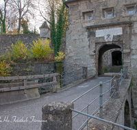 fileadmin/roha/images_galerie/orte_landschaft/Salzburg/Festung/SA-FESTU-MAU-0004-D-roha-Salzburg-Festung-Mauer-Muellner-Schanze-Wehrgraben-Bruecke-Tor.png