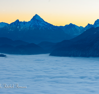 fileadmin/roha/images_galerie/orte_landschaft/Salzburg/Gaisberg-Flughafen-Wals/SA-GAISB-NEB-0042-D-roha-Salzburg-Gaisberg-Panorama-Sonnenuntergang-Nebel-Watzmann.png