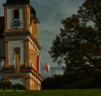 fileadmin/roha/images_galerie/orte_landschaft/Salzburg/Kolleg-Plain-Sebast-Franzis-Mich/SA-MARIAPLAIN-0006-4-D-roha-Salzburg-Maria-Plain-Kirchturm-Kirchturmuhr-Linde.png