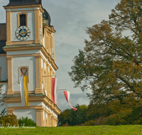 fileadmin/roha/images_galerie/orte_landschaft/Salzburg/Kolleg-Plain-Sebast-Franzis-Mich/SA-MARIAPLAIN-0006-4-D-roha-Salzburg-Maria-Plain-Kirchturm-Kirchturmuhr-Linde.png