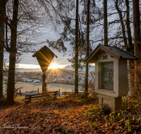 fileadmin/roha/images_galerie/kirche_religion/Teisendorf/SO-AU-TEIS-0002-0810-D-roha-Sonnenaufgang-Teisendorf-Schelmberg-Wegkreuz.png