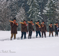 fileadmin/roha/images_galerie/brauchtum/Weihnachten-Boeller/BR-WEIH-BOELL-WEIL-EICH-0002-D-H-roha-Brauchtum-Weihnachten-Boeller-Schuetze-Weildorf-Eichham-Teisendorf.png