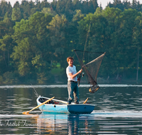 fileadmin/roha/images_galerie/orte_landschaft/Abtsdorf-Abtsdorfer-See/FISCH-ABTSD-0044-D-roha-Fischer-Boot-Wasser-Laufen-Leobendorf-Abtsdorfer-See-Angel-Rute.png