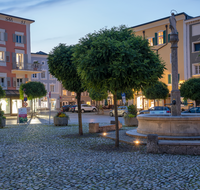 fileadmin/roha/Lieblingsbilder-making/making-of/LAUF-STADT-MAR-PL-NA-0001-2131-D-P3-roha-Laufen-Marienplatz-Brunnen-Nacht.png