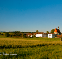 fileadmin/roha/images_galerie/orte_landschaft/Petting/PE-KIRCHH-0001-D-roha-Peting-Kirchhof-Getreide-Hafer-Sonnenaufgang-Dorf.png