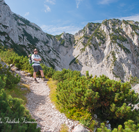 fileadmin/roha/images_galerie/orte_landschaft/Piding/PID-HOCHST-0007-D-roha-Piding-Hochstaufen-Weg-Wanderer.png