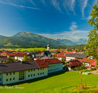 fileadmin/roha/images_galerie/orte_landschaft/Reit_im_Winkl/REIT-IM-WI-0008-D-roha-Reit-im-Winkl-Kirche-Chiemgau.png