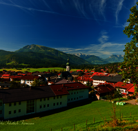 fileadmin/roha/images_galerie/orte_landschaft/Reit_im_Winkl/REIT-IM-WI-0008-D-roha-Reit-im-Winkl-Kirche-Chiemgau.png