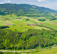 fileadmin/roha/images_galerie/orte_landschaft/Teisendorf/TEI-FLUG-0002-D-roha-Teisendorf-Flugaufnahme-Teisenberg.png