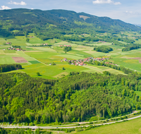 fileadmin/roha/images_galerie/orte_landschaft/Teisendorf/TEI-FLUG-0002-D-roha-Teisendorf-Flugaufnahme-Teisenberg.png