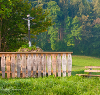 fileadmin/roha/images_galerie/kirche_religion/Ainring/KKKM-AINR-OTTM-0002-D-roha-Wegkreuz-Totenbretter-Ainring-Bank-Hinternau-Ottmaning.png