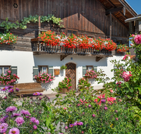 fileadmin/roha/images_galerie/orte_landschaft/Teisendorf/Oberteisendorf/LANDA-BLUMENSCHM-0018-01-1-D-roha-Landart-Blumenschmuck-Balkon-Geranien-Oberteisendorf.png