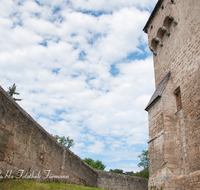 fileadmin/roha/images_galerie/orte_landschaft/Tittmoning/TITTM-BURG-0014-D-roha-Tittmoning-Burg-Mauer-Fenster-Schindeldach.png