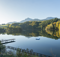 fileadmin/roha/images_galerie/orte_landschaft/Anger/Hoeglwoerth/AN-HOE-HERB-0008-01-D-roha-Anger-Hoeglwoerth-See-Hochstaufen-Zwiesel-Herbst-Wald-Spiegelung.png