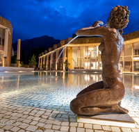 fileadmin/roha/images_galerie/orte_landschaft/Bad_Reichenhall/BAD-REI-KURGAZE-0001-0-02-D-roha-Bad-Reichenhall-Kurgastzentrum-Brunnen-Bronzefigur.png