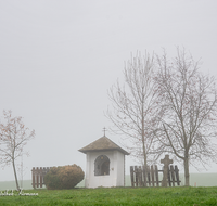 fileadmin/roha/images_galerie/kirche_religion/Teisendorf/Freidling-Berg-Stoisseralm/KKKM-TEIS-BERG-FR-0056-D-roha-Kapelle-Suehnekreuz-Totenbretter-Teisendorf-Freidling-Herbst-Nebel.png