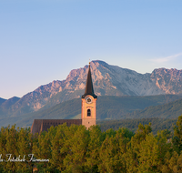 fileadmin/roha/images_galerie/orte_landschaft/Teisendorf/TEI-NORD-WEST-0033-D-roha-Teisendorf-Hochstaufen-Sonnenaufgang-Kirche.png