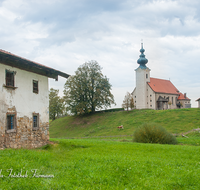 fileadmin/roha/images_galerie/architektur-Haeuser/AINR-THUND-0009-D-roha-Ainring-Thundorf-Ulrichshoegl-Kirche-altes-Haus-Herbst.png