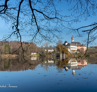 fileadmin/roha/images_galerie/orte_landschaft/Anger/Hoeglwoerth/AN-HOE-0072-3-D-roha-Anger-Hoeglwoerth-See-Kloster-Spiegelung-Herbst.png