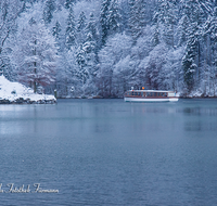 fileadmin/roha/images_galerie/orte_landschaft/Berchtesgaden/Koenigssee/BGD-KOE-SCHIFF-WI-0001-D-roha-Berchtesgaden-Koenigssee-Schifffahrt-Winter-Schnee.png