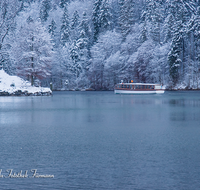 fileadmin/roha/images_galerie/orte_landschaft/Berchtesgaden/Koenigssee/BGD-KOE-SCHIFF-WI-0001-D-roha-Berchtesgaden-Koenigssee-Schifffahrt-Winter-Schnee.png