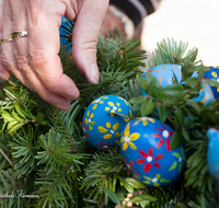 fileadmin/roha/images_galerie/brauchtum/Ostern/BR-OST-BRUN-MEN-0007-D-roha-Brauchtum-Osterbrunnen-Bad-Reichenhall-Florianiplatz-Osterei-Hand.png