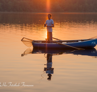 fileadmin/roha/images_galerie/Menschen/FISCH-ABTSD-0001-12-D-roha-Fischer-Boot-Wasser-Sonnenuntergang-Laufen-Leobendorf-Abtsdorfer-See-Angel-Rute.png