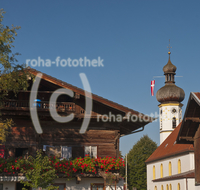 fileadmin/roha/images_galerie/orte_landschaft/Grassau/GRAS-ROTT-0007-D-roha-Grassau-Rottau-Kirche-Zwiebelturm-Kirchweih-Fahne-Kirchturm-Uhr-Bauernhof_Kopie.jpg