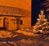 fileadmin/roha/images_galerie/orte_landschaft/Piding/PID-MAUTH-0002-8-D-roha-Piding-Kirche-St-Laurentius-Winter-Schnee-Christbaum-Nacht.png